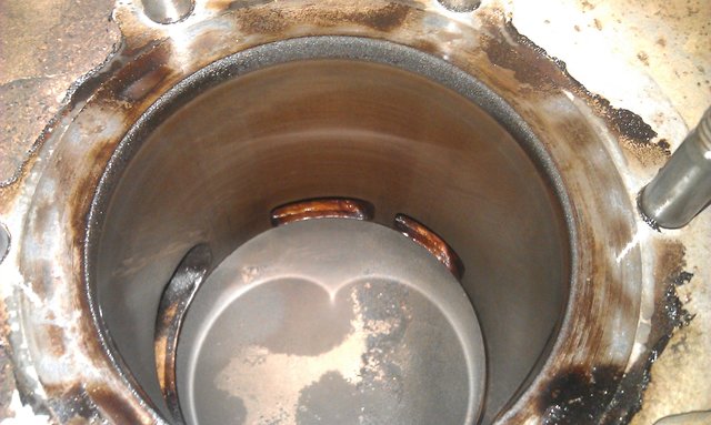 brown on cylinder walls is witness for poor ring sealing