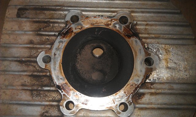 head gasket surface damaged by combustion gas leakage