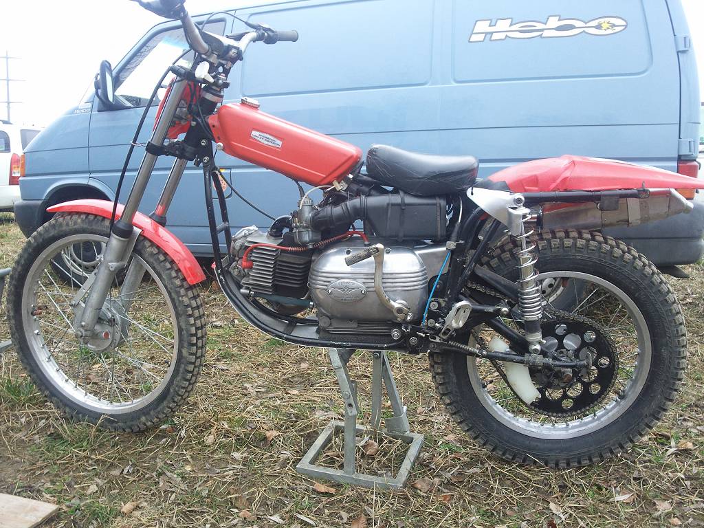 Aermacchi 250 trials, oil bottle air box.jpg