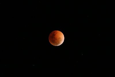 Lunar eclipse <br />(Canon 20D, 200mm, f4.0, 1sec, ISO 800)