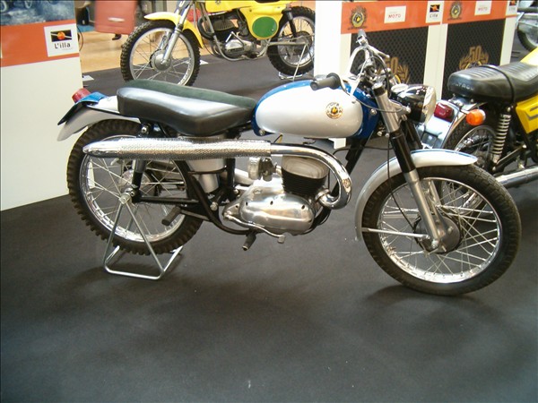 Note the road-pattern front tire