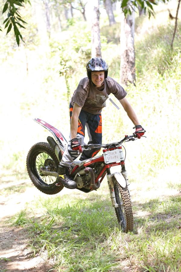 842B0573_resized 900.JPG