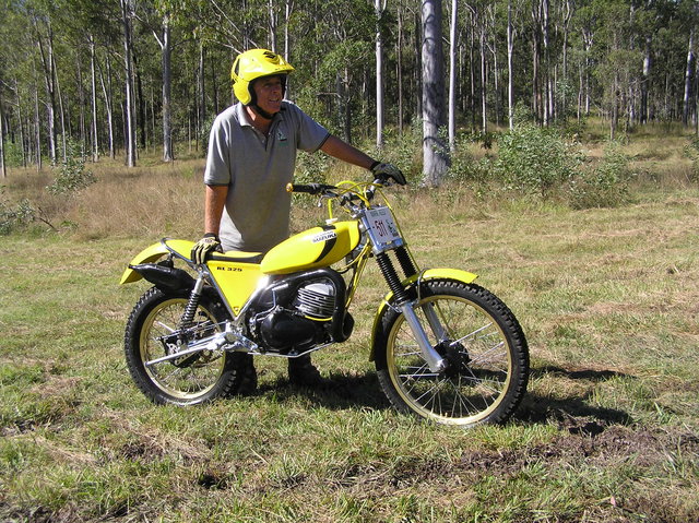 Mark Reed Suzuki Beamish RL325 with recently replated frame and stylish matching helmet design - very swish