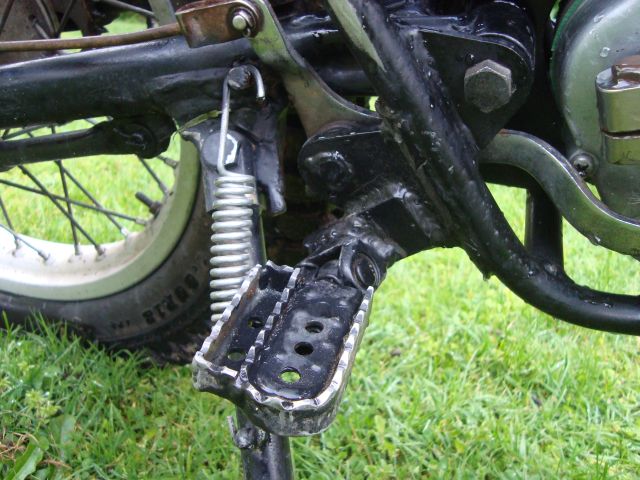 Lowered & larger footpegs